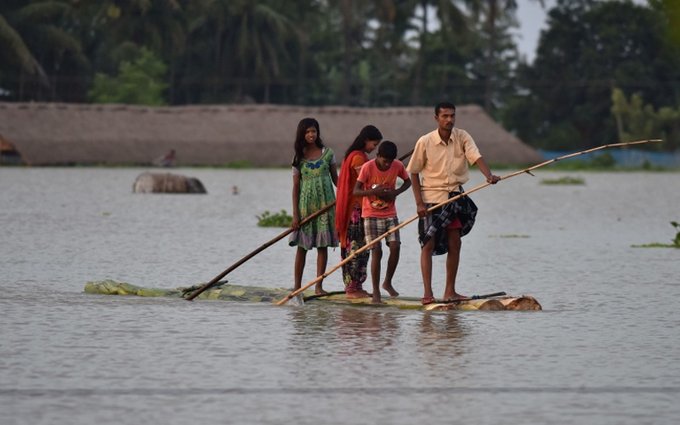 असम में लगातार बारिश के बाद अचानक आई बाढ़ ने पूरे असम में कहर बरसा रखा है, कछार, चराईदेव, दरांग, धेमाजी, डिब्रूगढ़ और दीमा-हसाओ सहित 24 जिलों में 2,02,385 लोग राज्य में मौजूदा बाढ़ की स्थिति से प्रभावित हुए हैं जिससे 7 लोगों की मौत हो गयी है।