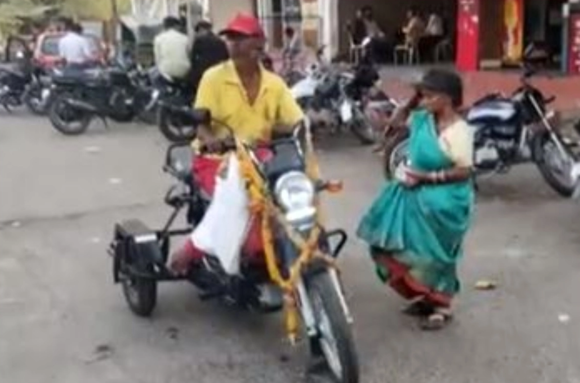 भिखारी ने खरीदी ₹90,000 की बाइक, पत्नी की पीठ दर्द की शिकायत से खर्च कर दी जीवन भर की बचत