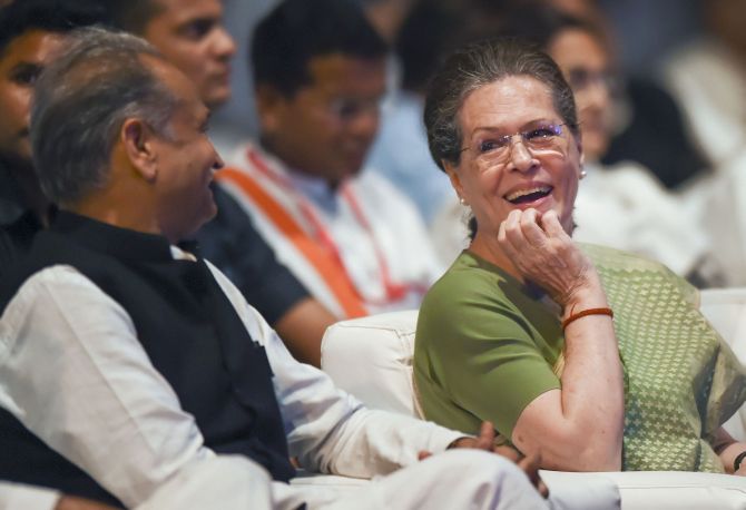 सोनिया गांधी ने Rajasthan CM अशोक गहलोत से किया Congress Party की बागडोर  संभालने का आग्रह, आखिर क्यों नहीं बनना चाहते कांग्रेस का राष्ट्रीय अध्यक्ष  ...