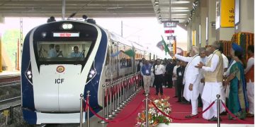 pM MODI gUJARAT Vande bharat train
